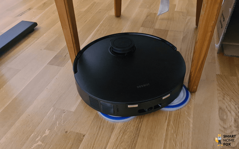 Der DEEBOT T30S wischt im Test an den Stuhlbeinen.